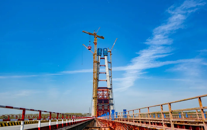 全球最大塔机亮相央视！徐工助力马鞍山长江大桥主塔吊装