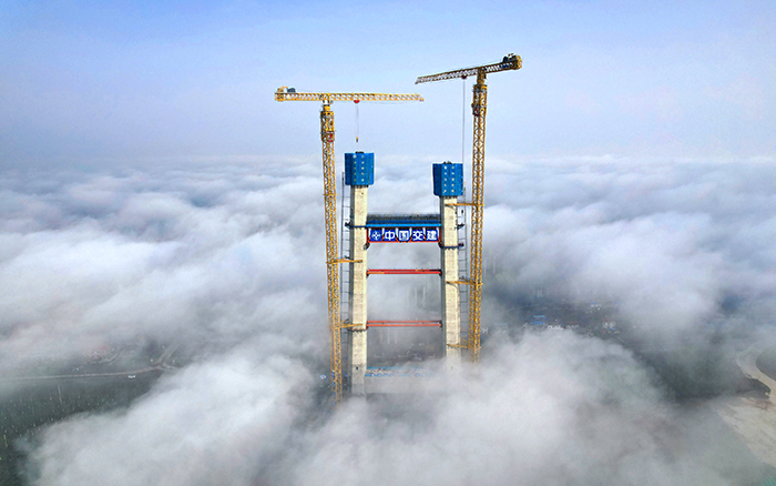 双星闪耀 徐工超大塔助力双柳长江大桥快速“长个”