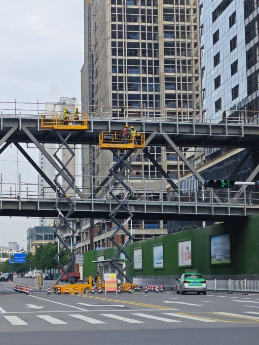 小巧身手大作为！徐工剪叉车助力市政桥梁焕新颜