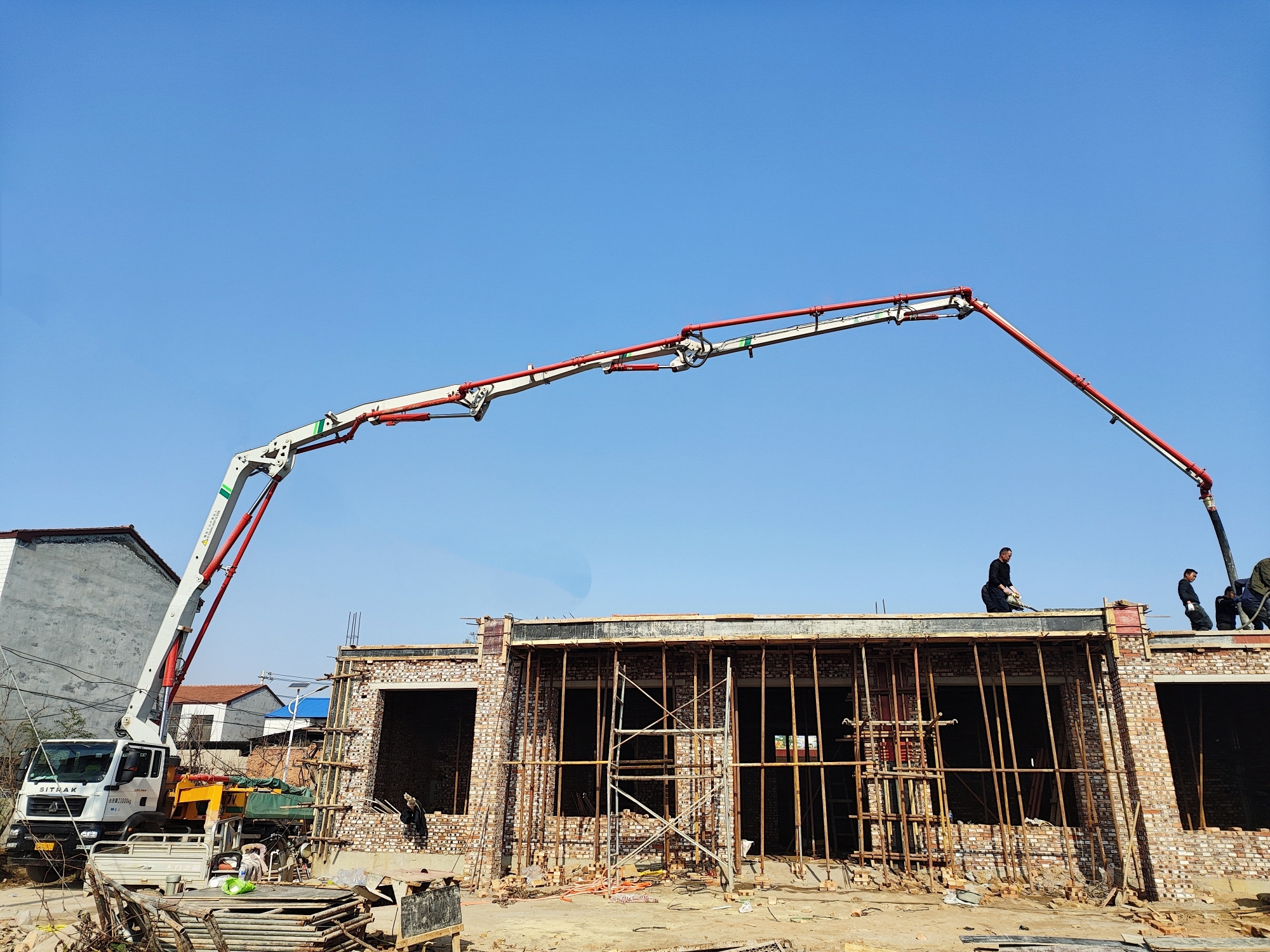 不挑场地，只管高效！徐工小米数泵车专治乡镇施工“不服”！